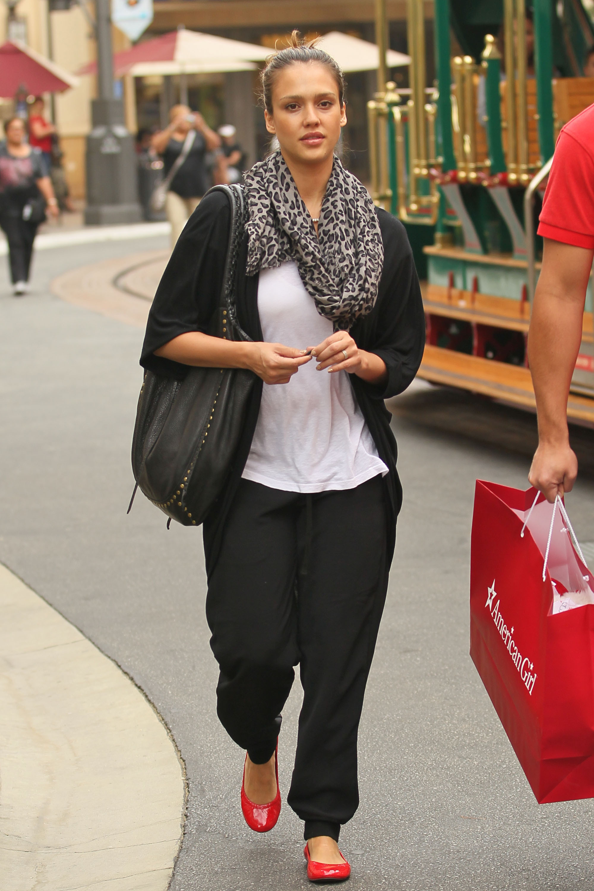 Jessica Alba and Cash Warren go shopping at The Grove | Picture 85957